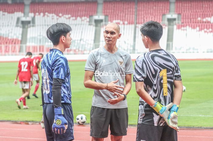 Pelatih kiper timnas U-16 Indonesia, Markus Horison, sedang memberikan intruksi kepada para pemainnya di Stadion Utama Gelora Bung Karno, Senayan, Jakarta, 19 April 2022.