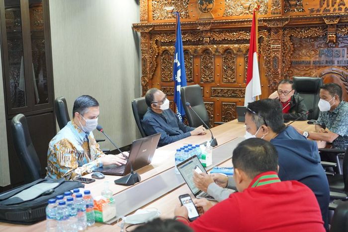 Dua utusan PSSI, Hasani Abdulgani dan Hamdan Hamedan, menyampaikan hasil pertemuan dengan pemain keturunan di Belgia dan Belanda dalam rapat bersama jajaran petinggi PSSI, Selasa (19/4/2022).
