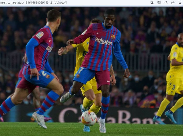 Aksi winger Barcelona, Ousmane Dembele, dalam laga melawan Cadiz pada pekan ke-32 Liga Spanyol 2021-2022 di Stadion Camp Nou, Senin (18/4/2022) waktu setempat.