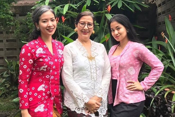 Pasien 02 covid-19, Maria Darmaningsih (tengah) menyampaikan kepada Kompas.com bahwa ia mengalami long covid.  Sementara itu sebuah studi di luar negeri menyimpulkan bahwa orang dengan riwayat rawat inap, diabetes, dan indeks massa tubuh yang lebih tinggi kemungkinan besar dapat mengalami long covid.
