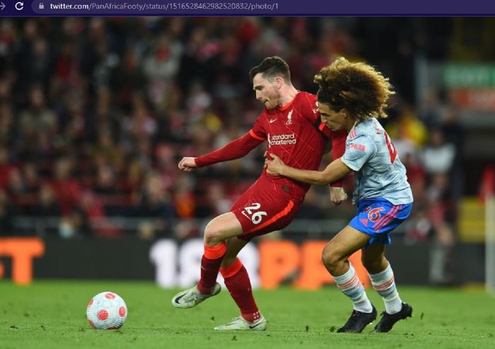 Aksi pemain muda Manchester United, Hannibal Mejbri (kanan) dalam laga tunda pekan ke-30 Liga Inggris 2021-2022 di Stadion Anfield, Selasa (19/4/2022) atau Rabu dini hari WIB.