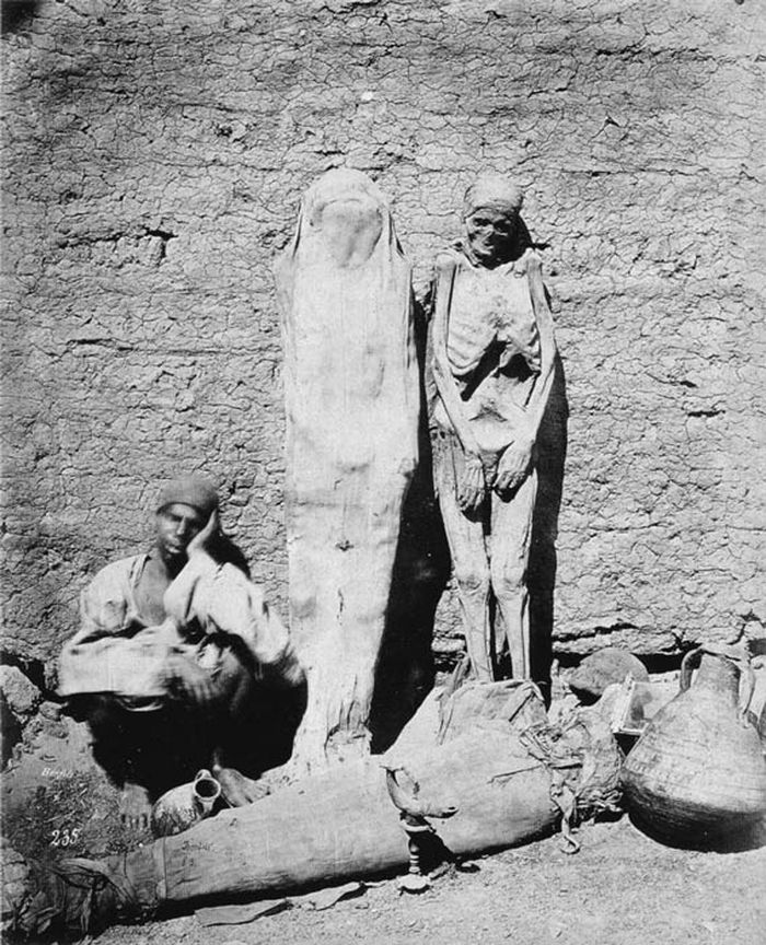 Seorang pedagang mumi Mesir menjual barang dagangannya pada tahun 1870.