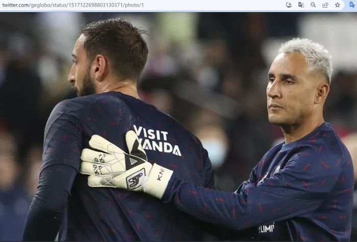 Dua kiper andalan Paris Saint-Germain, Keylor Navas (kanan) dan Gianluigi Donnarumma (kiri).