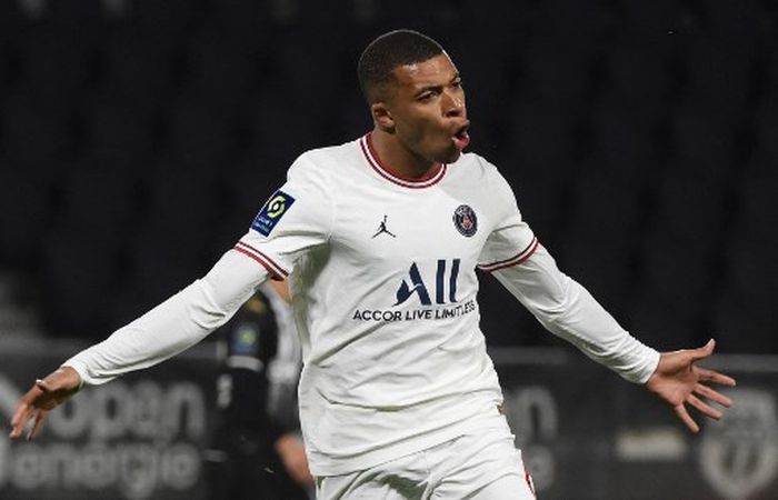 Striker Paris Saint-Germain, Kylian Mbappe, merayakan gol ke gawang Angers dalam laga Liga Prancis di Stadion Raymond-Kopa, Rabu (20/4/2022).