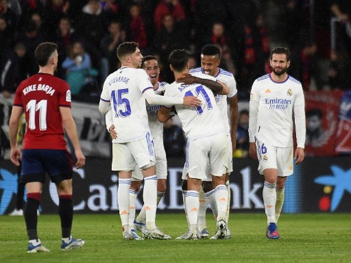 Para pemain Real Madrid melakukan selebrasi usai mengalahkan Osasuna dalam laga Liga Spanyol di Stadion El Sadar, Rabu (20/4/2022).