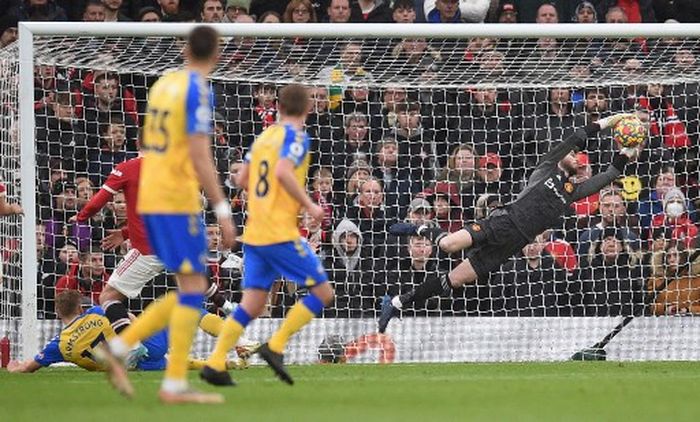 Kiper Manchester United, David de Gea, melakukan penyelamatan dalam laga Liga Inggris kontra Southampton di Stadion Old Trafford, 12 Februari 2022.