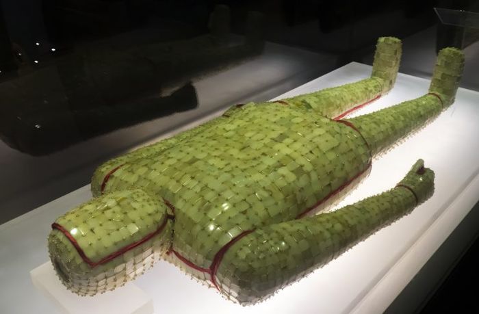 Baju zirah batu giok abadi adalah setelan baju yang digunakan untuk menguburkan kaum elite dari masa kekaisaran dinasti Han.
