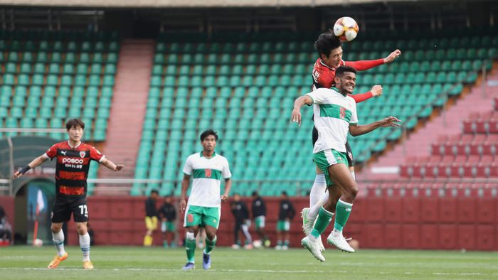 Ricky Kambuaya saat berusaha menyundul bola dalam laga uji coba Timnas U-23 Indonesia vs Pohan Steelers di Stadion Steel Yard, Pohang, Korea Selatan, Sabtu (23/4/2022).