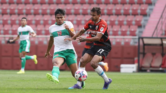 Fachruddin Aryanto saat berusaha menghalau bola dalam laga uji coba timnas U-23 Indonesia vs Pohang Steelers, di Stadion Steel Yard, Pohang, Korea Selatan, Sabtu (23/4/2022).