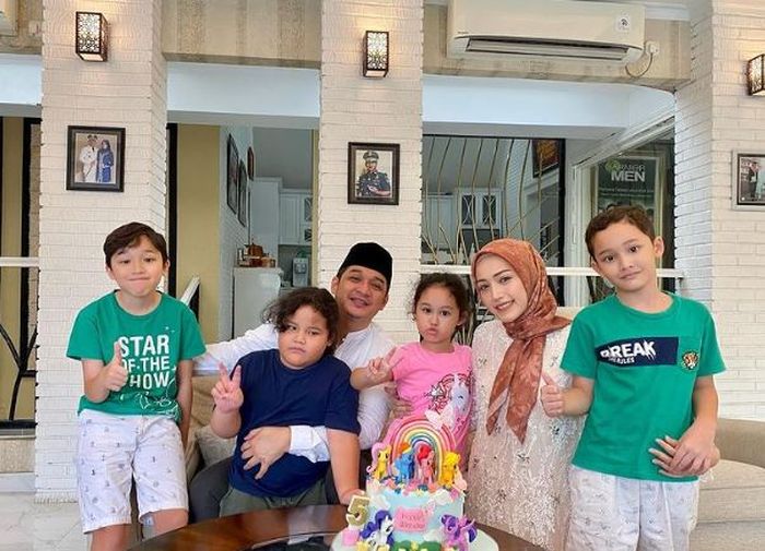 Pasha Ungu dan Adelia Pasha bersama anak-anaknya