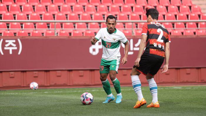 Irfan Jaya saat berusaha mengamankan bola dari lawan dalam laga uji coba timnas U-23 Indonesia vs Pohang Steelers, di Stadion Steel Yard, Pohan, Korea Selatan, Sabtu (23/4/2022).
