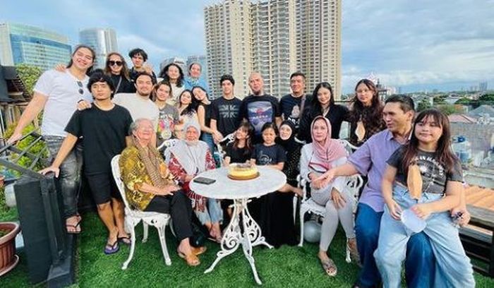 Keluarga besar Ahmad Dhani dan Mulan Jameela