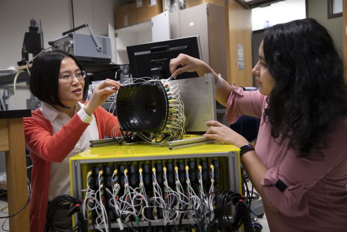 Zhen Xu,Profesor Teknik Biomedis di University of Michigan (kiri) dan Tejaswi Worlikar, mahasiswa PhD Teknik Biomedis mejelaskan teknologi histotripsi yang mereka gunakan.