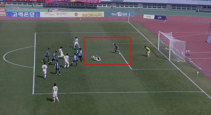 Asnawi Mangkualam membuat pemain lawan dalam posisi onside saat Ansan Greeners menjamu Daejeon Hana Citizen (24/4/2022). 