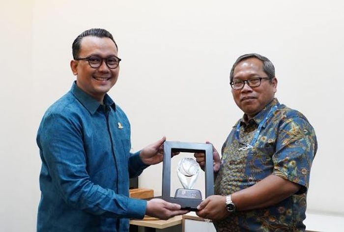 Ketua Umum Perhumas Boy Kelana menerima cenderamata dari Wakil Pemimpin Redaksi Harian Kompas P. Tri Agung Kristanto di Menara Kompas (22/4/2022).