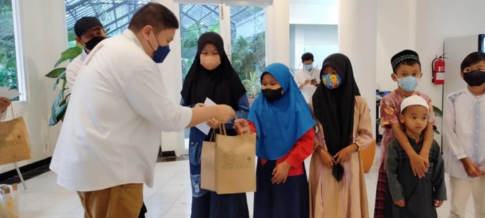 PT. Mitra Natura Raya yang mengelola  Kebun Raya, mengadakan acara silaturahmi dengan memberikan santunan kepada anak-anak yatim di sekitaran Kebun Raya Bogor pada 22 April 2022.