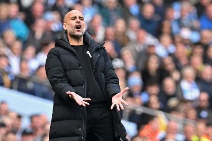 Ekspresi pelatih Manchester City, Pep Guardiola, dalam laga Liga Inggris kontra Watford di Stadion Etihad, Sabtu (23/4/2022).