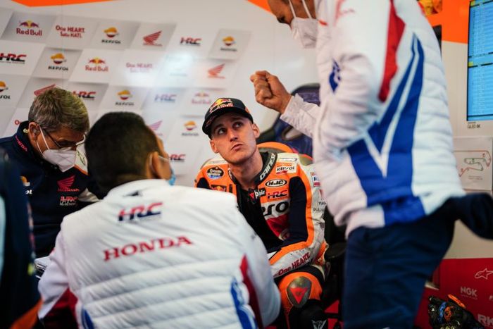 Pembalap Repsol Honda, Pol Espargaro saat mendapatkan pengarahan pada hari kedua MotoGP Portugal 2022, Sabtu (23/4/2022)