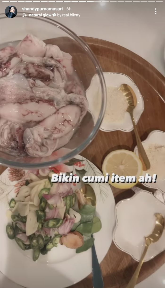 Shandy Purnamasari membuat hidangan cumi hitam.
