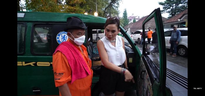 Penampakan Hotman Paris dengan pakaian menyerupai supir angkot.