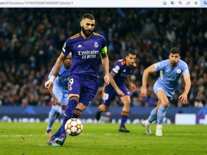 Aksi penyerang Real Madrid, Karim Benzema, melakukan tendangan panenka saat mengeksekusi penalti ke gawang Manchester City pada laga leg pertama babak semifinal Liga Champions 2021-2022 di Stadion Etihad, Selasa (26/4/2022).