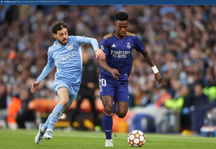 Vinicius Junior dan Bernardo Silva saling beradu dalam laga leg pertama semifinal Liga Champions 2021-2022 saat Manchester City dan Real Madrid bertemu.