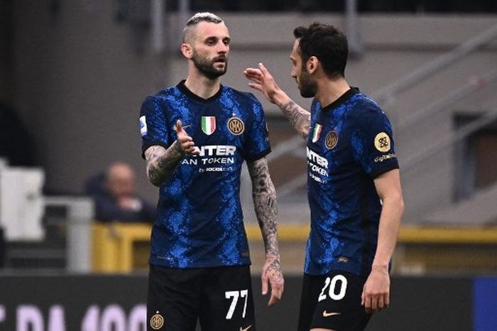 Gelandang Inter Milan, Marcelo Brozovic, mendapat ucapan selamat dari Hakan Calhanoglu setelah membobol AS Roma dalam laga Liga Italia di Stadion Giuseppe Meazza, 23 April 2022.