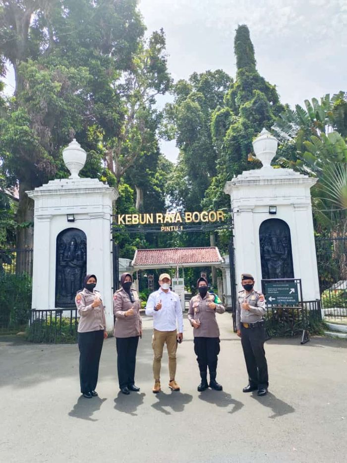Polresta Kota Bogor bekerja sama dengan Kebun Raya Bogor untuk memberikan pelayanan vaksin booster.