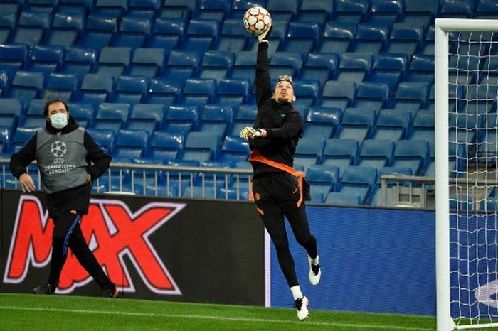 Kiper Inter Milan, Ionut Radu, menjalani sesi latihan di Madrid, Spanyol, 6 Desember 2021.