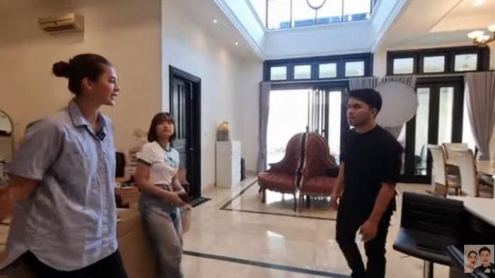 Paula Verhoeven saat menyambangi rumah Thariq Halilintar