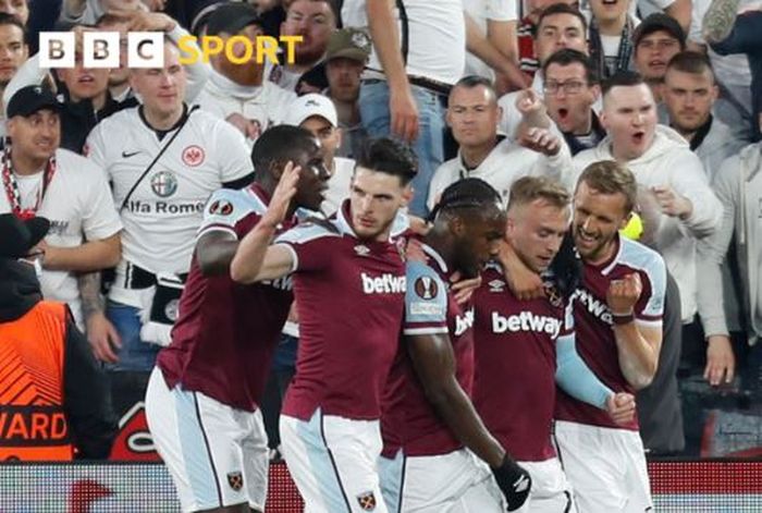 Para pemain West Ham United merayakan gol Michail Antonio ke gawang Eintracht Frankfurt dalam laga leg pertama semifinal Liga Europa di Stadion London, Kamis (28/4/2022).