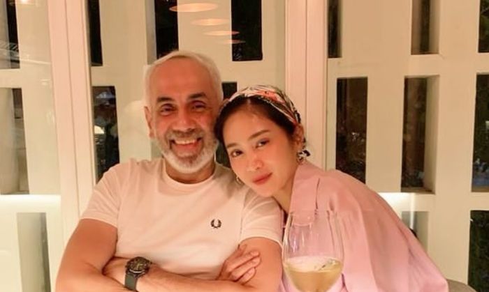 Simak profil Sukhdev Singh, suami Bunga Zainal yang terpaut usia 18 tahun dengan sang istri. Ternyata produser film keturunan India.