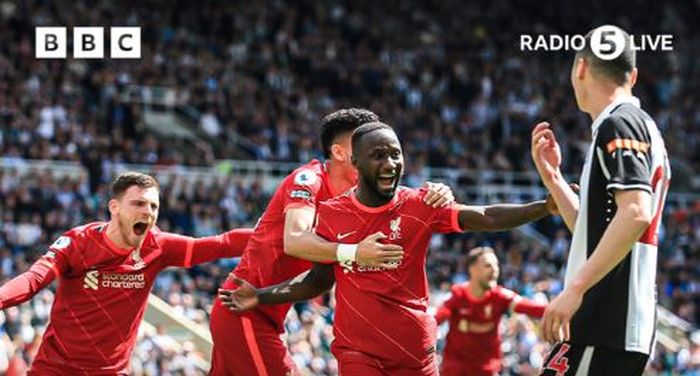 Naby Keita merayakan golnya dalam pertandingan Newcastle United vs Liverpool di pekan ke-35 Liga Inggris di St James' Park (30/4/2022).