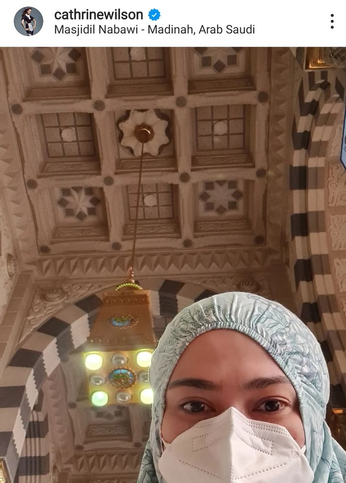 Catherine Wilson saat berada di Masjid Nabawi, Madinah.