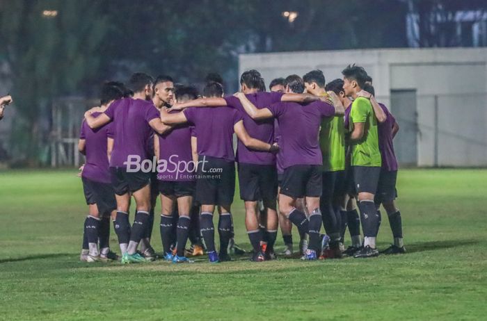 Skuat timnas U-23 Indonesia (skuad timnas U-23 Indonesia) sedang briefing dalam latihannya di Lapangan B, Senayan, Jakarta, 1 Mei 2022.