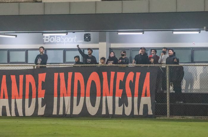 Sejumlah pendukung timnas Indonesia nampak memberikan semangat kepada timnas U-23 Indonesia dalam latihannya di Lapangan B, Senayan, Jakarta, 1 Mei 2022.