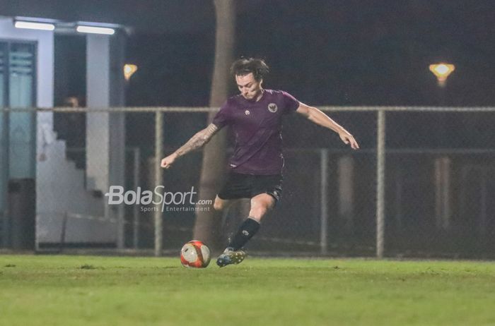Marc Klok sedang akan menendang bola dalam latihan timnas U-23 Indonesia di Lapangan B, Senayan, Jakarta, 1 Mei 2022.