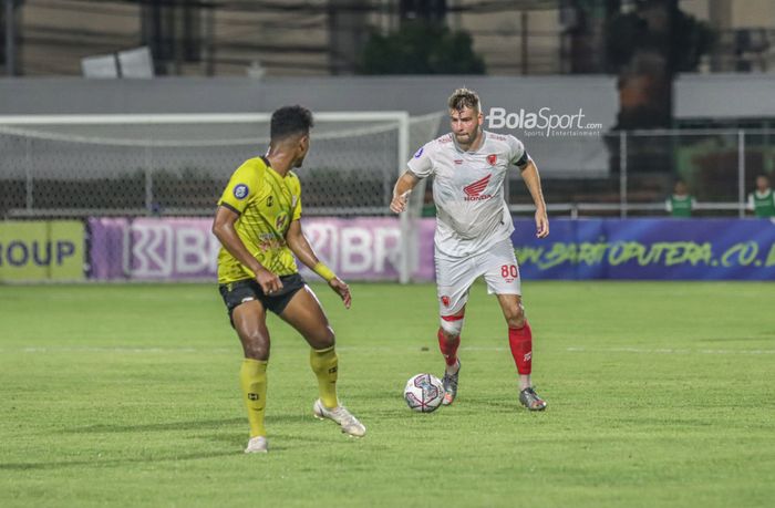 Gelandang PSM Makassar, Wiljan Pluim (kanan), sedang menguasai bola dalam laga pekan ke-21 Liga 1 2021 di Stadion Kompyang Sujana, Bali, 28 Januari 2022.