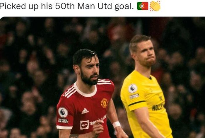 Gelandang Manchester United, Bruno Fernandes, merayakan gol ke gawang Brentford dalam laga Liga Inggris di Stadion Old Trafford, Senin (2/5/2022).