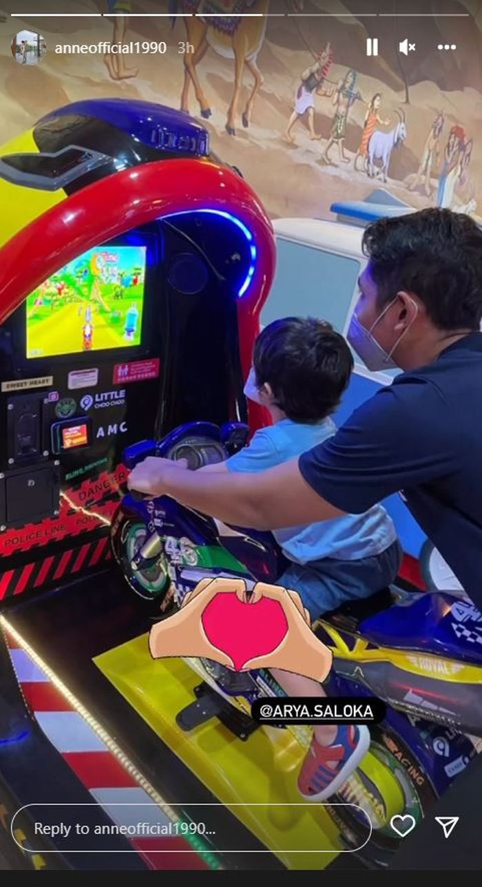 Putri Anne terlihat sedang menghabiskan masa libur lebaran bersama Arya Saloka dan putranya.