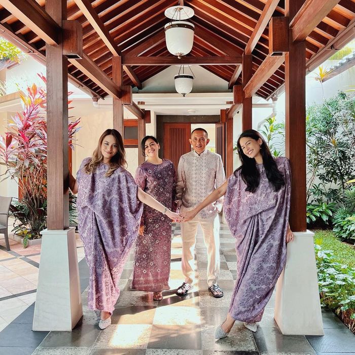 Potret Maudy Ayunda dan keluarga di hari Lebaran pertama.
