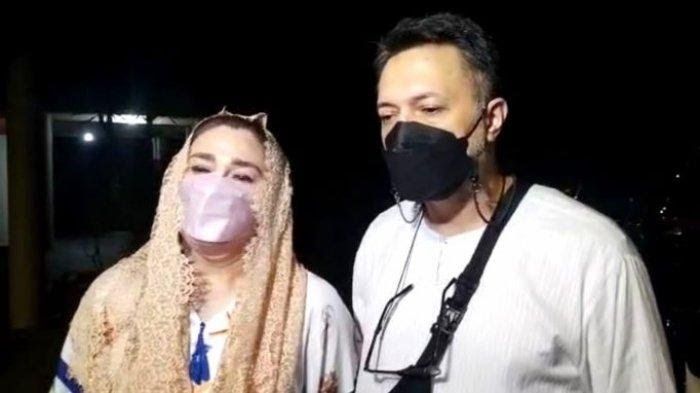 Nia Zulkarnaen dan sang suami di rumah duka