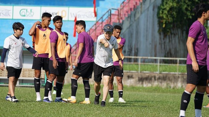 Pelatih timnas U-23 Indonesia, Shin Tae-yong, saat memberikan arahan kepada anak asuhnya dalam latihan jelang lawan Vietnam di SEA Games 2021.