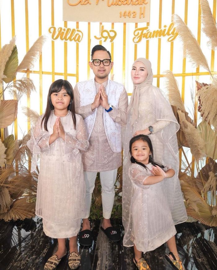 Gilang 'Juragan 99' dan Shandy Purnamasari, beserta anak-anaknya.