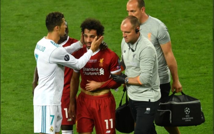 Mohamed Salah waktu mengalami cedera di final Liga Champions 2017-2018 melawan Real Madrid.