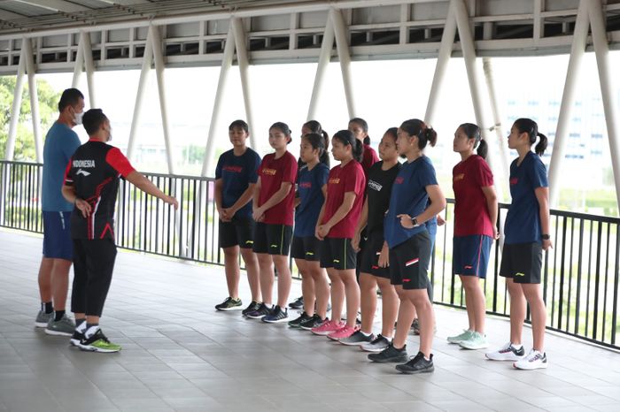 Tim Uber Cup Indonesia mendengarkan pengarahan pelatih menjelang Thomas Cup 2022 di Bangkok, Rabu (4/5/2022).