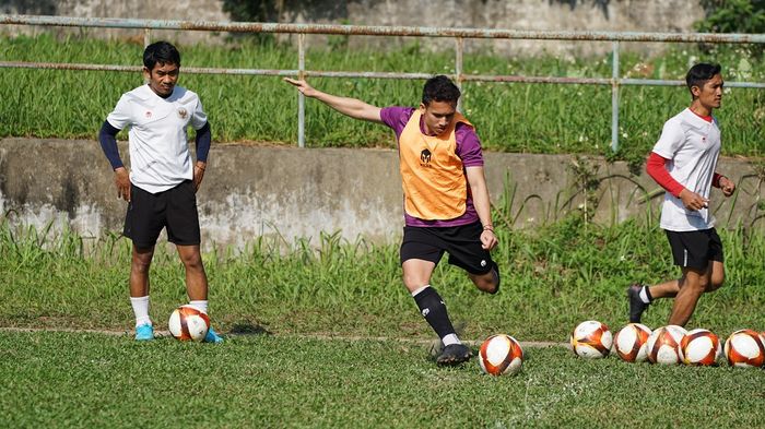 Winger timnas U-23 Indonesia, Egy Maulana Vikri, saat mengikuti menu latihan yang diterapkan pelatih Shin Tae-yong jelang SEA Games 2021.