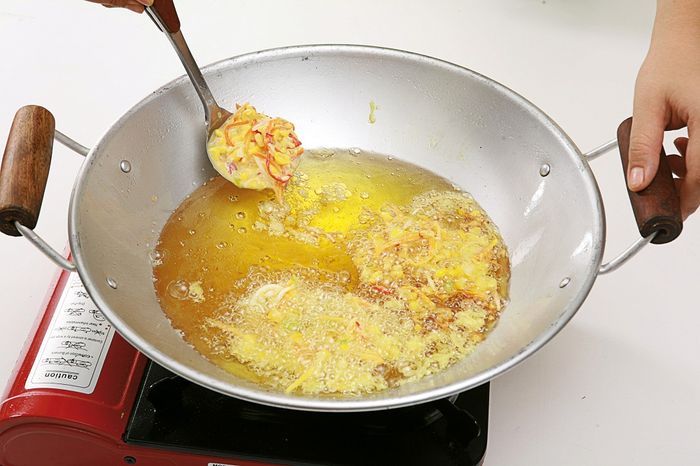 Pastikan minyak harus panas saat memasak bakwan