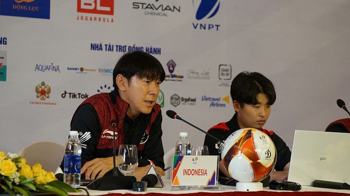 Pelatih timnas U-23 Indonesia, Shin Tae-yong, saat memberikan penjelasan pada konferensi pers jelang lawan Vietnam di SEA Games 2021.