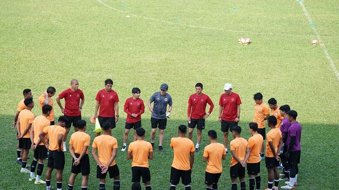 Skuad timnas U-23 Indonesia mendengarkan arahan dari Shin Tae-yong saat latihan jelang lawan Vietnam di SEA Games 2021.